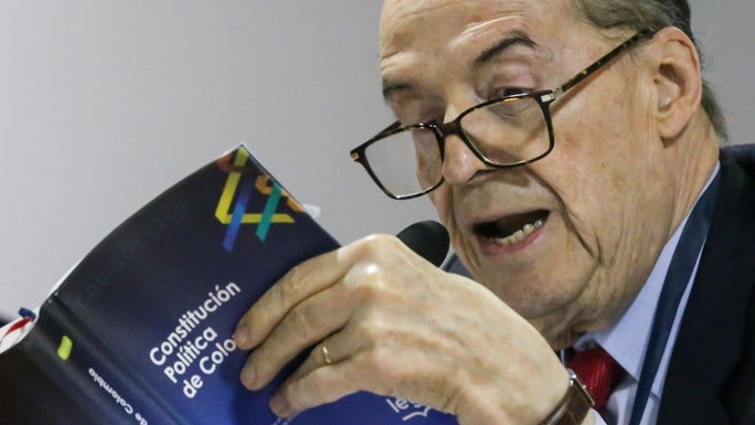 La Fiscalía argumenta que Leyva incumplió la ley al declarar desierta la licitación de los pasaportes. La Procuraduría ya sancionó al excanciller. La Corte Suprema adelantará el juicio penal en su contra.