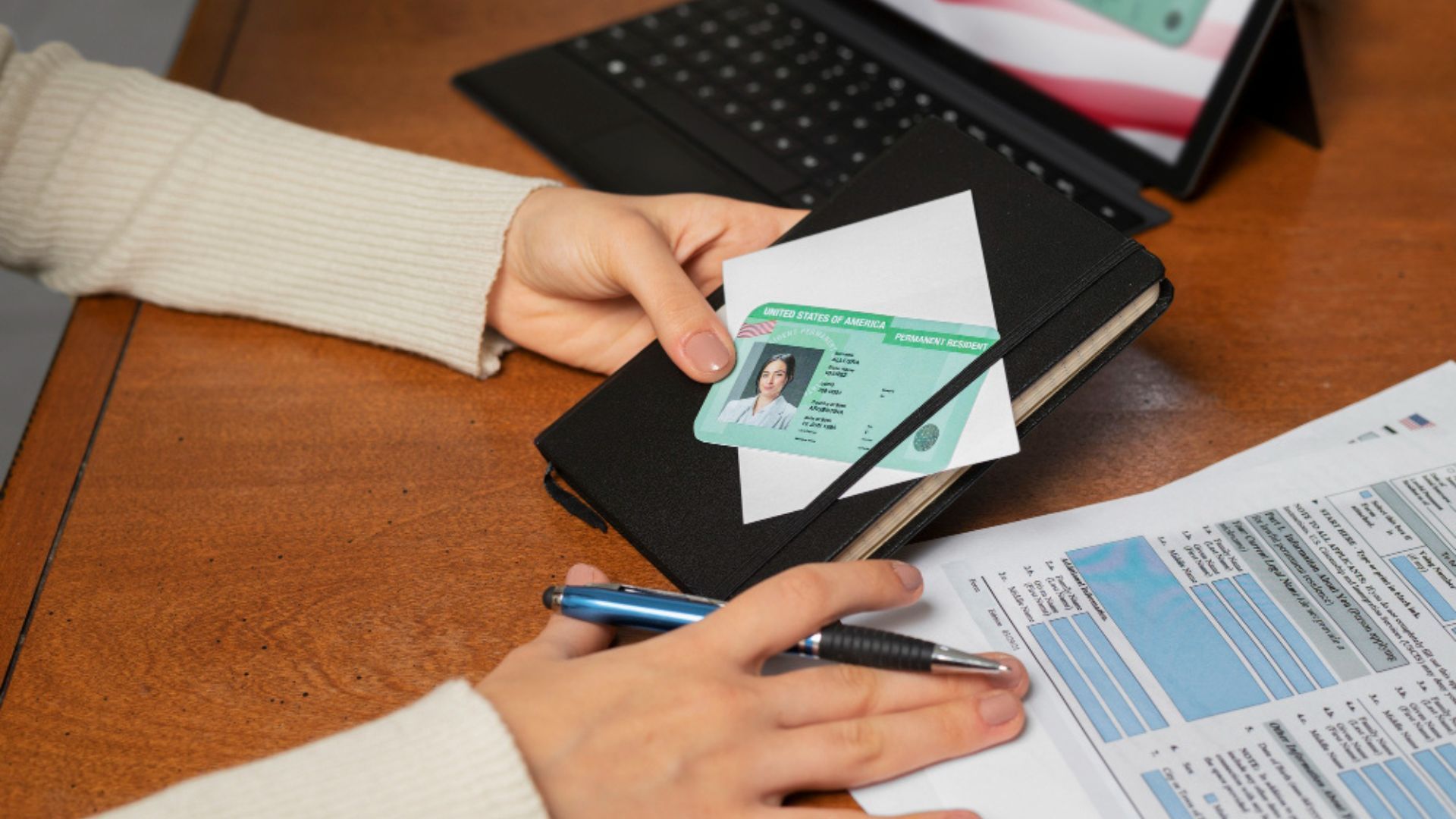 Si la persona permanece más de 12 meses fuera sin ese permiso, la Green Card deja de ser válida para ingresar