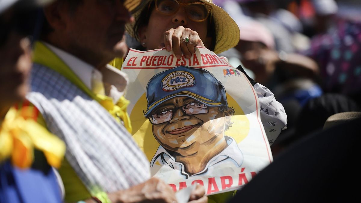 En septiembre de 2024, mientras la Corte Constitucional analizaba la reforma pensional, el presidente Gustavo Petro convocó varias manifestaciones para respaldar su proyecto. El alto tribunal sigue sin tomar una decisión de fondo.