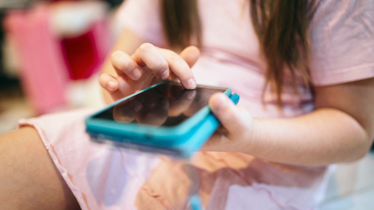 La discusión giró en torno a una pregunta clave: ¿prohibir o educar?