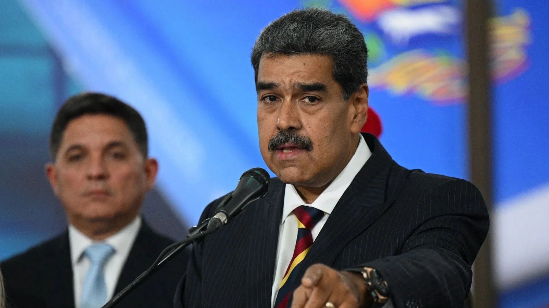 El exmandatario no puede dormir y pasa leyendo la biblia.