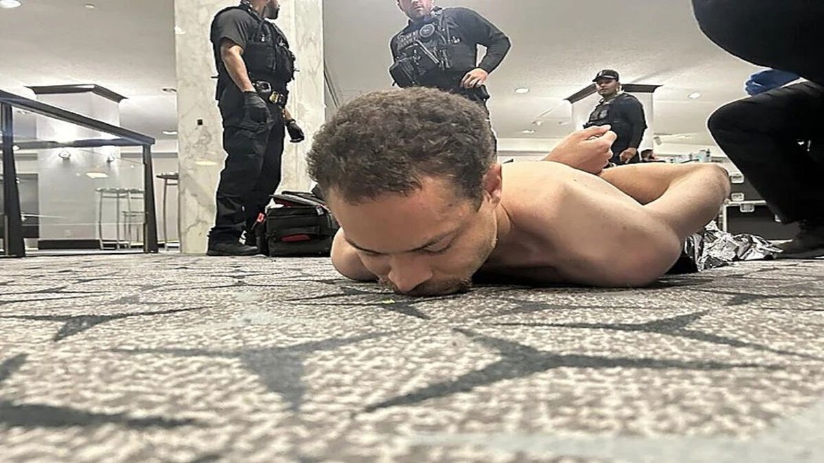 Trump compartió dos imágenes que muestran al sospechoso tendido en el suelo, boca abajo y sin ropa, mientras es custodiado por agentes de las fuerzas de seguridad tras ser reducido.