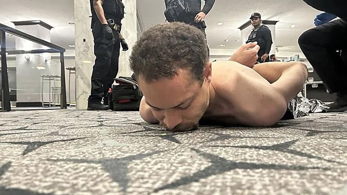 Trump compartió dos imágenes que muestran al sospechoso tendido en el suelo, boca abajo y sin ropa, mientras es custodiado por agentes de las fuerzas de seguridad tras ser reducido.