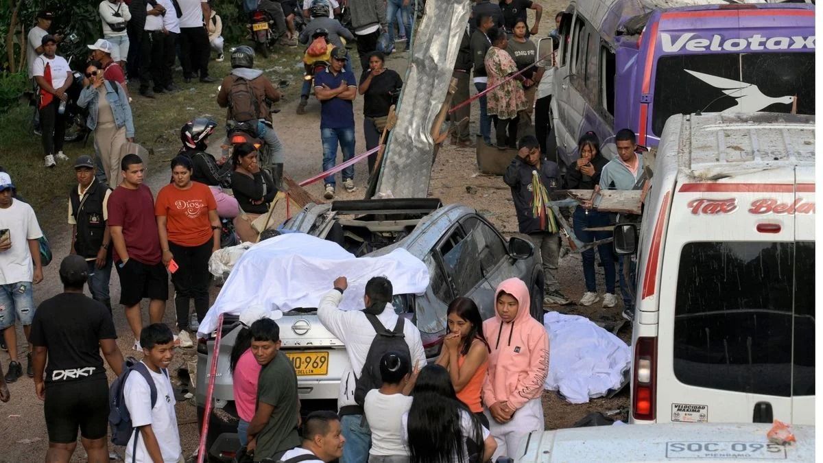 Atentado con bomba en El Túnel, en la carretera Popayán-Cali, en Cajibio, departamento del Cauca.