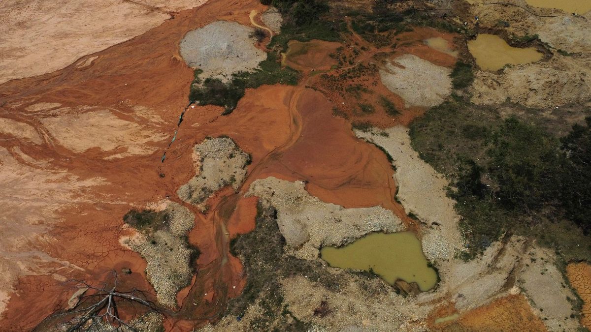Vista aérea que muestra el impacto ambiental de la minería ilegal en el municipio de Caucasia, en el departamento de Antioquia.