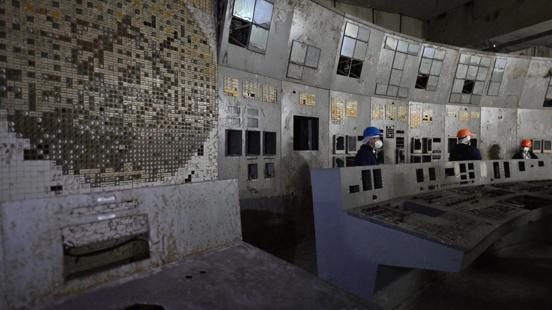 Un visitante de la central nuclear de Chernóbil graba en la sala de control del destruido cuarto bloque de la planta el 23 de abril de 2026.