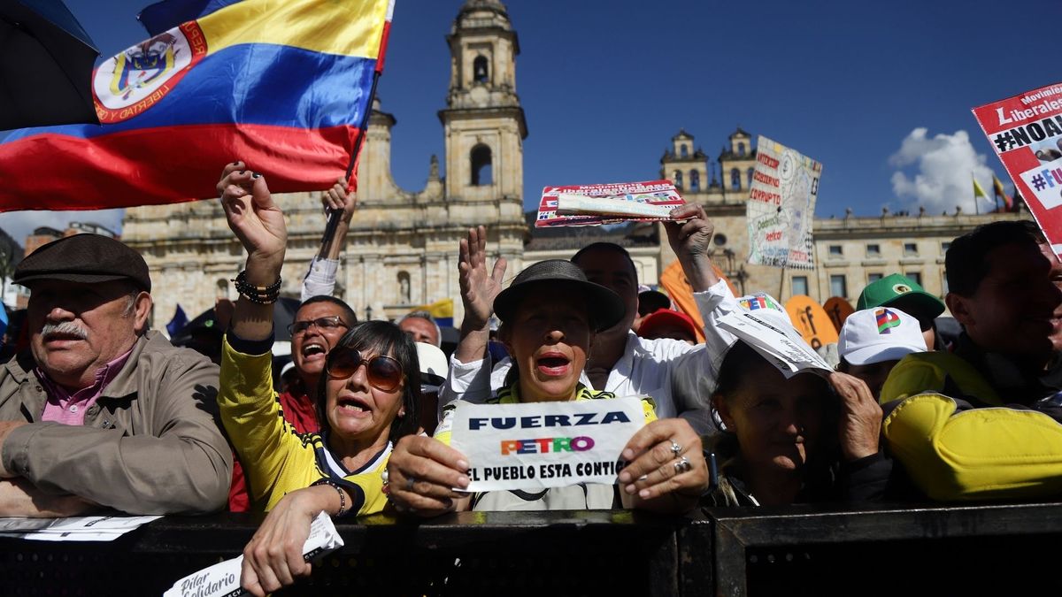 En septiembre de 2024, mientras la Corte Constitucional analizaba la reforma pensional, el presidente Gustavo Petro convocó varias manifestaciones para respaldar su proyecto. El alto tribunal sigue sin tomar una decisión de fondo.