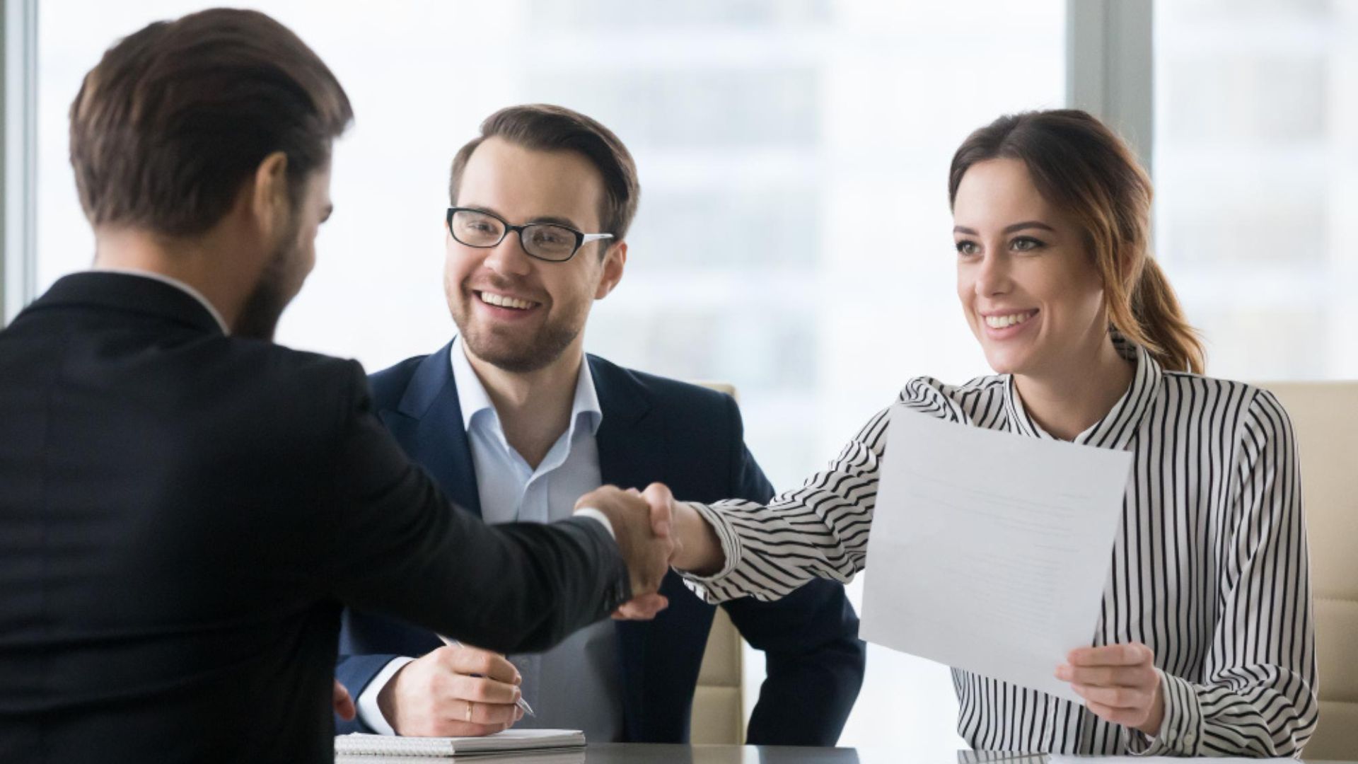El requisito habitual es dominar al menos dos idiomas oficiales. Uno de ellos suele ser inglés, francés o alemán.