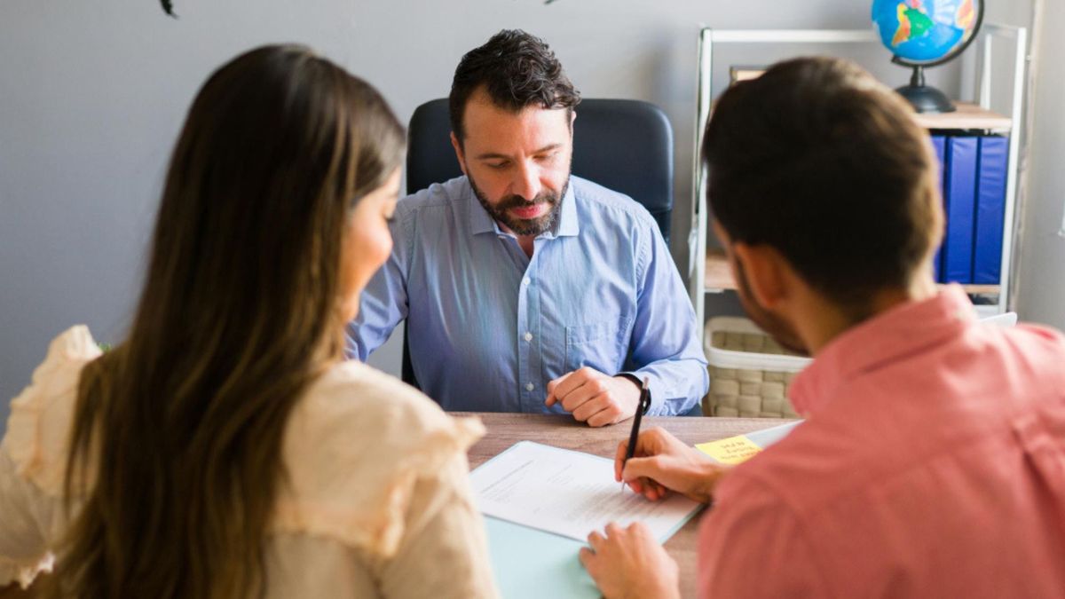 El permiso es para quienes son padres, madres o cuidadores de menores que ya cuentan con un estatus regular dentro del sistema.