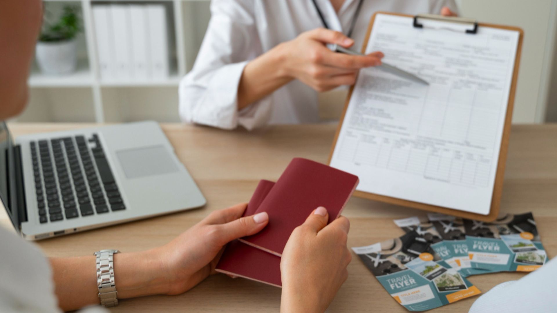 El documento facilita que las familias puedan mantenerse dentro de los canales institucionales sin recurrir a procesos informales.