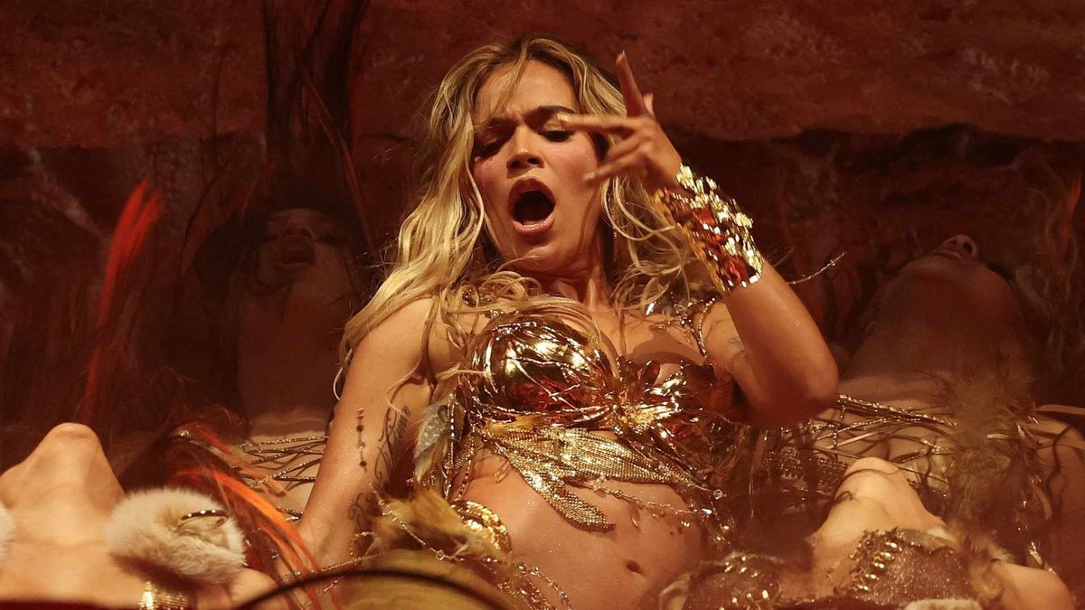 Karol G durante su show en Coachella 2026, referencia para el posible montaje del nuevo tour.