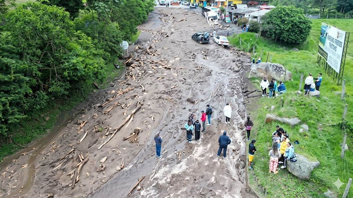 Cierre vía Bogotá - La Mesa por un derrumbe.