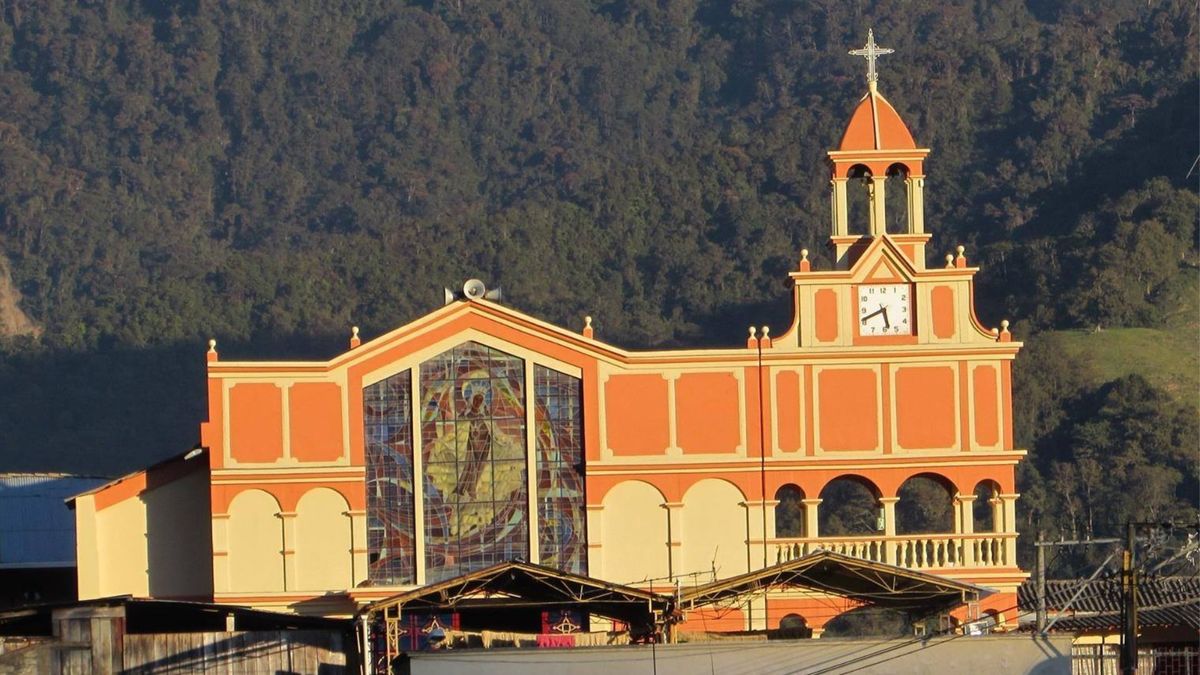 Desde Bogotá, el viaje es de aproximadamente ocho horas, tomando la ruta hacia el Eje Cafetero.