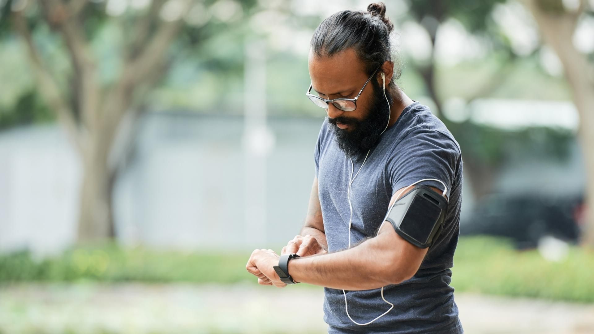 El reloj incorpora inteligencia artificial para crear planes de entrenamiento personalizados según el rendimiento del usuario.