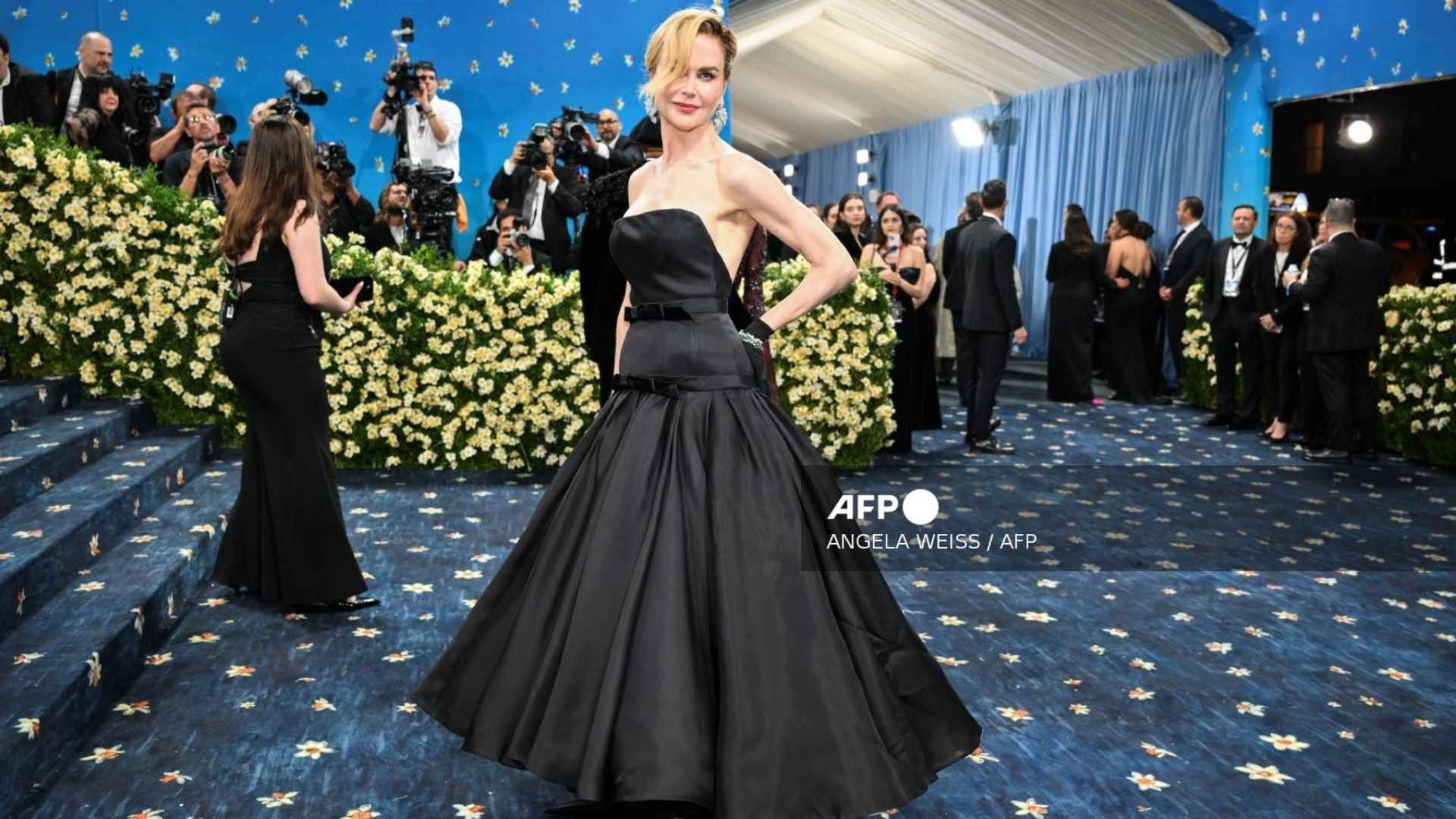 Celebridades participan en la Met Gala, evento que financia el departamento de moda del museo.