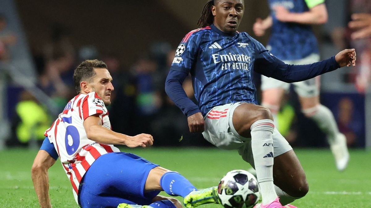 El delantero del equipo Gunner se quejó por la decisión arbitral.