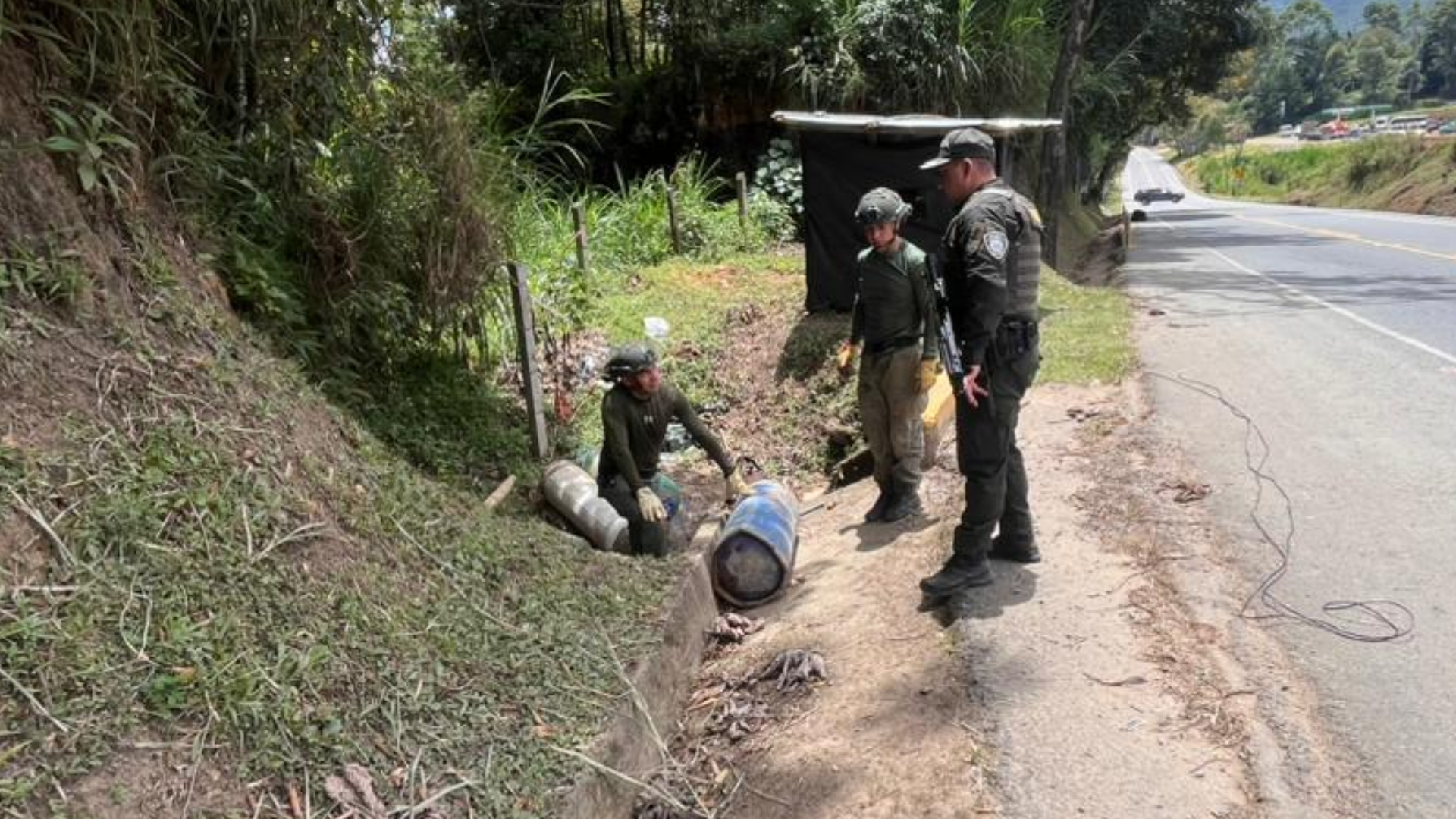 Explosivos hallados en la vía Panamericana. 