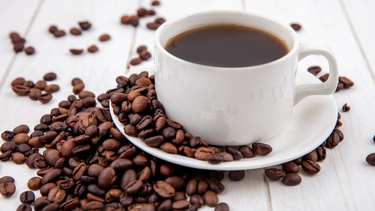 La relación entre consumo de café y salud mental sigue un patrón en forma de J, según investigación científica.