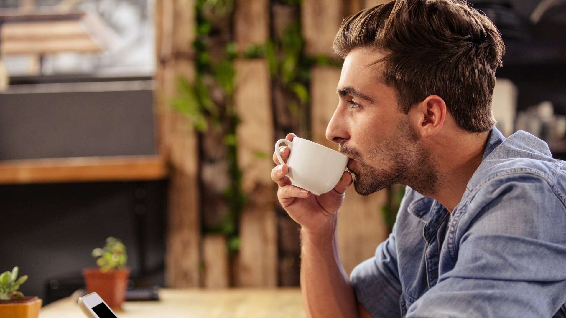 Entre dos y tres tazas diarias de café se asocian con mejores resultados en salud mental.