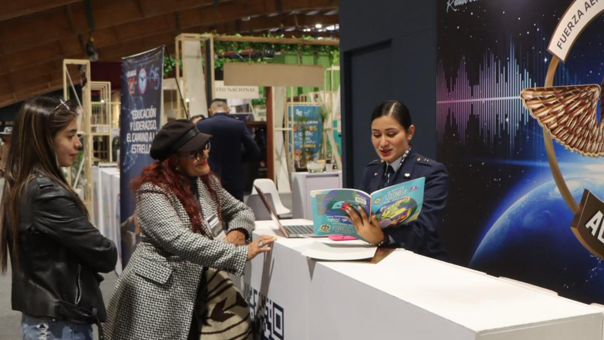 Fuerza Aeroespacial Colombiana en la Filbo 2026. 