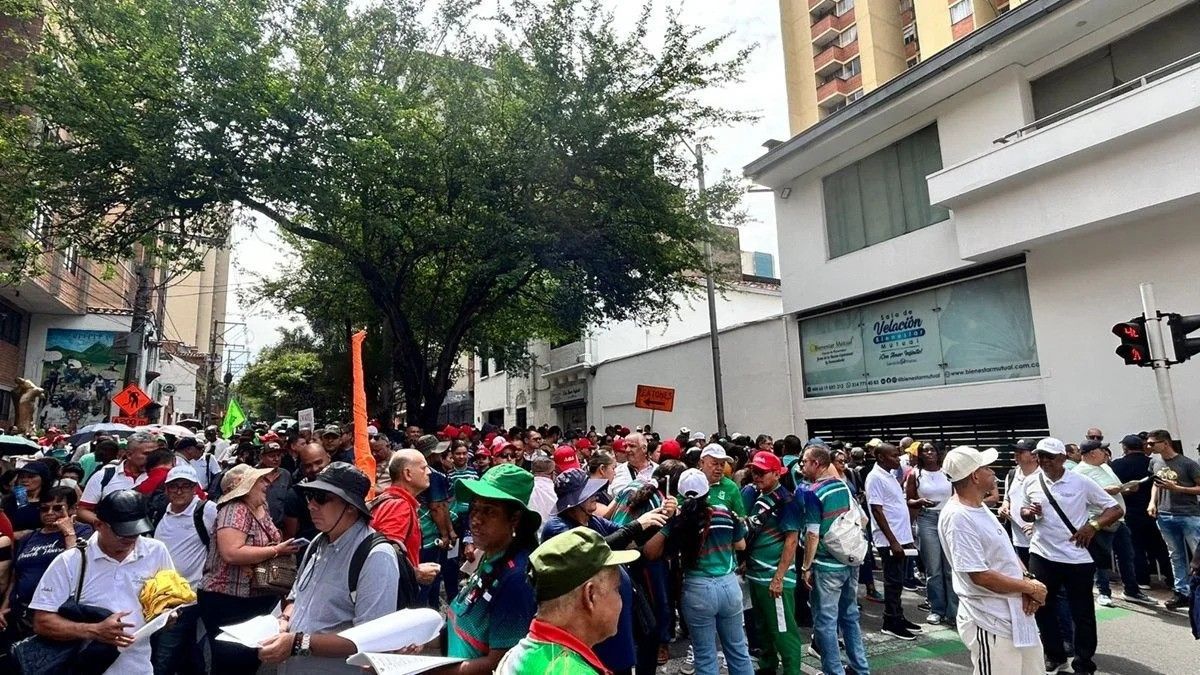 Petro lidera marcha del 1 de mayo en Medellín con concentración en La Alpujarra y discurso sobre salario mínimo y reformas