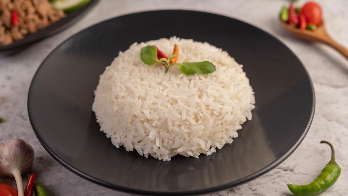 Lavar el arroz es una práctica común en la cocina, pero estudios señalan que no cambia su textura tras la cocción.