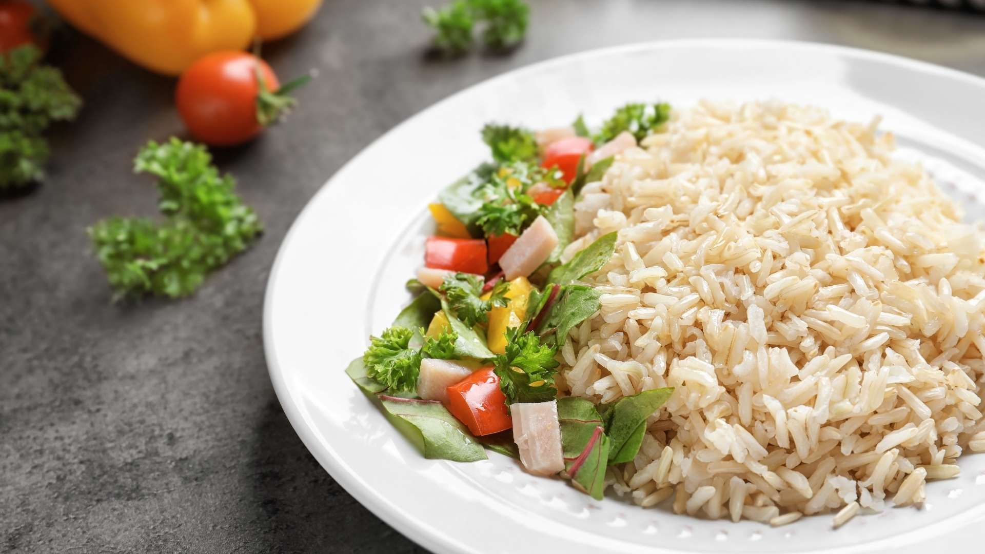 El enjuague del arroz elimina residuos superficiales, aunque también puede reducir parte de sus nutrientes.