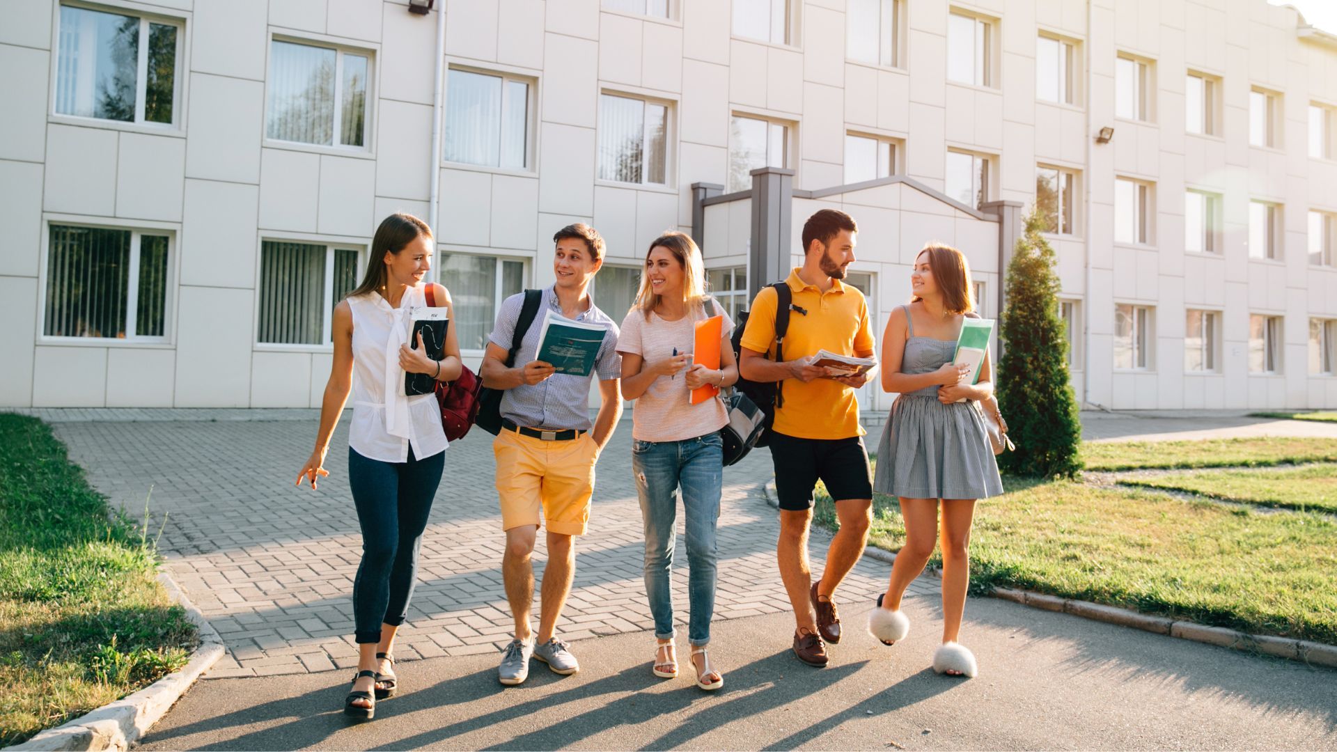 En Colombia se mantienen la Universidad Nacional como la mejor entidad educativa.