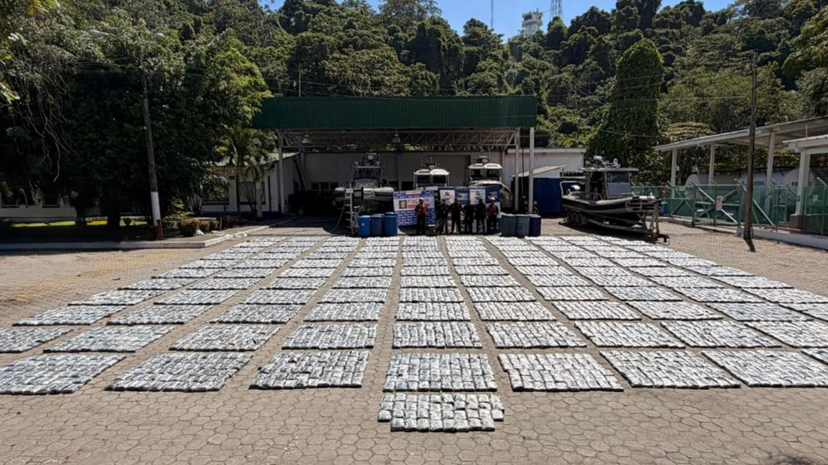 Cargamento de droga incautado por la Armada Nacional.