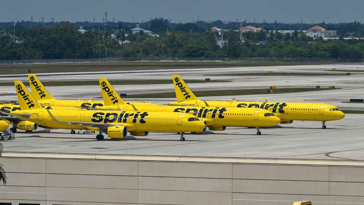 Pasajeros comparan precios de aerolíneas baratas en EE. UU. para viajar en 2026.