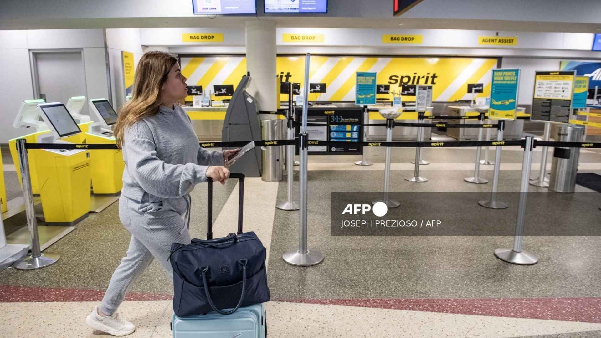 Pasajeros afectados por la quiebra de Spirit Airlines evalúan opciones de bajo costo para continuar sus viajes en 2026.