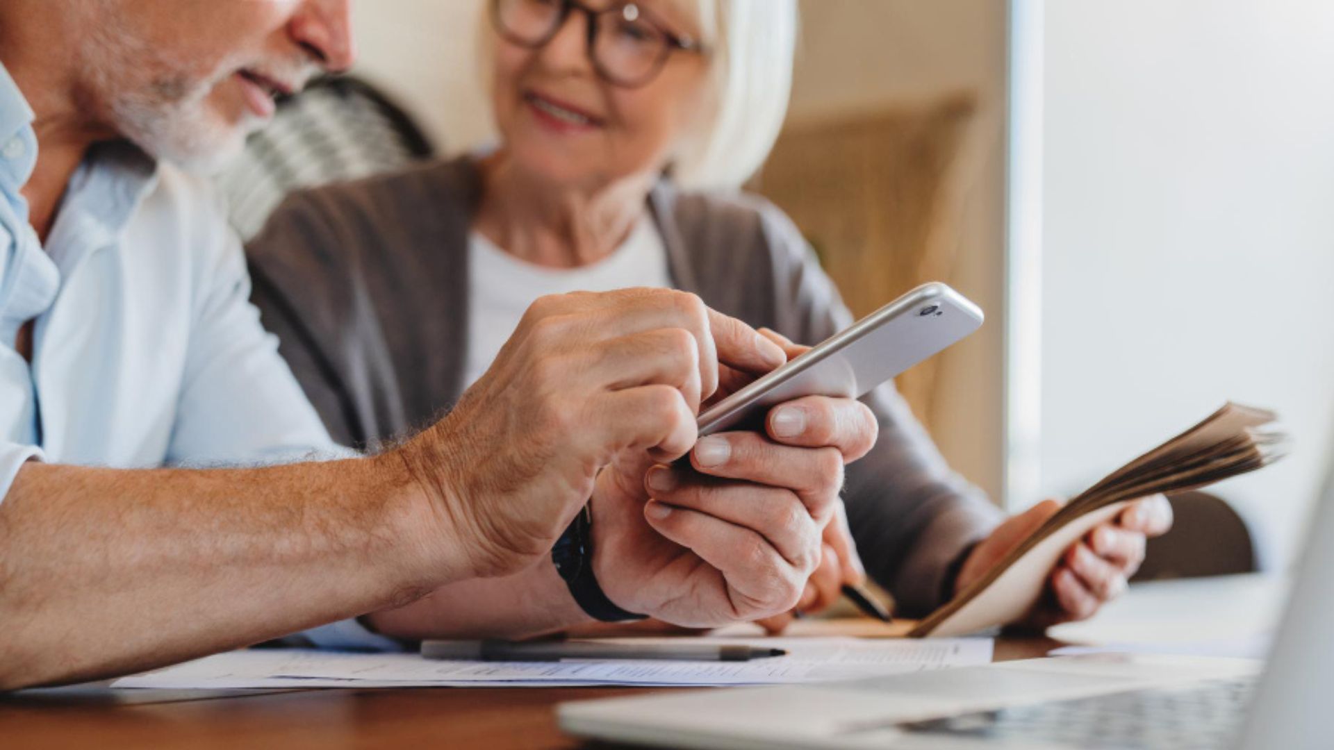 El requisito general para la pensión de vejez sigue siendo alcanzar cierta edad —57 años para mujeres y 62 para hombres— además de un mínimo de semanas cotizadas.