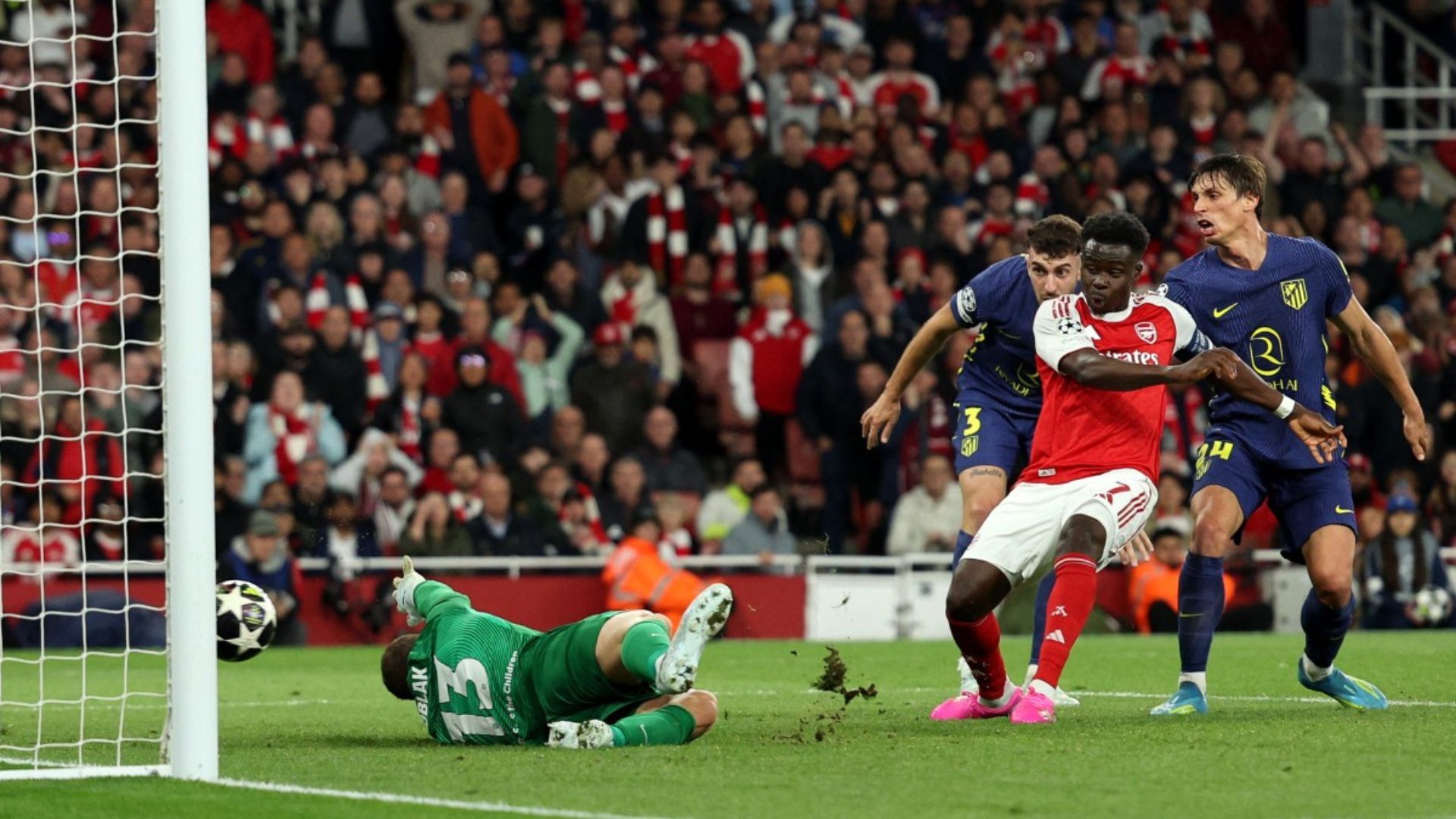 El club gunner abrió el marcador al final del primer tiempo.