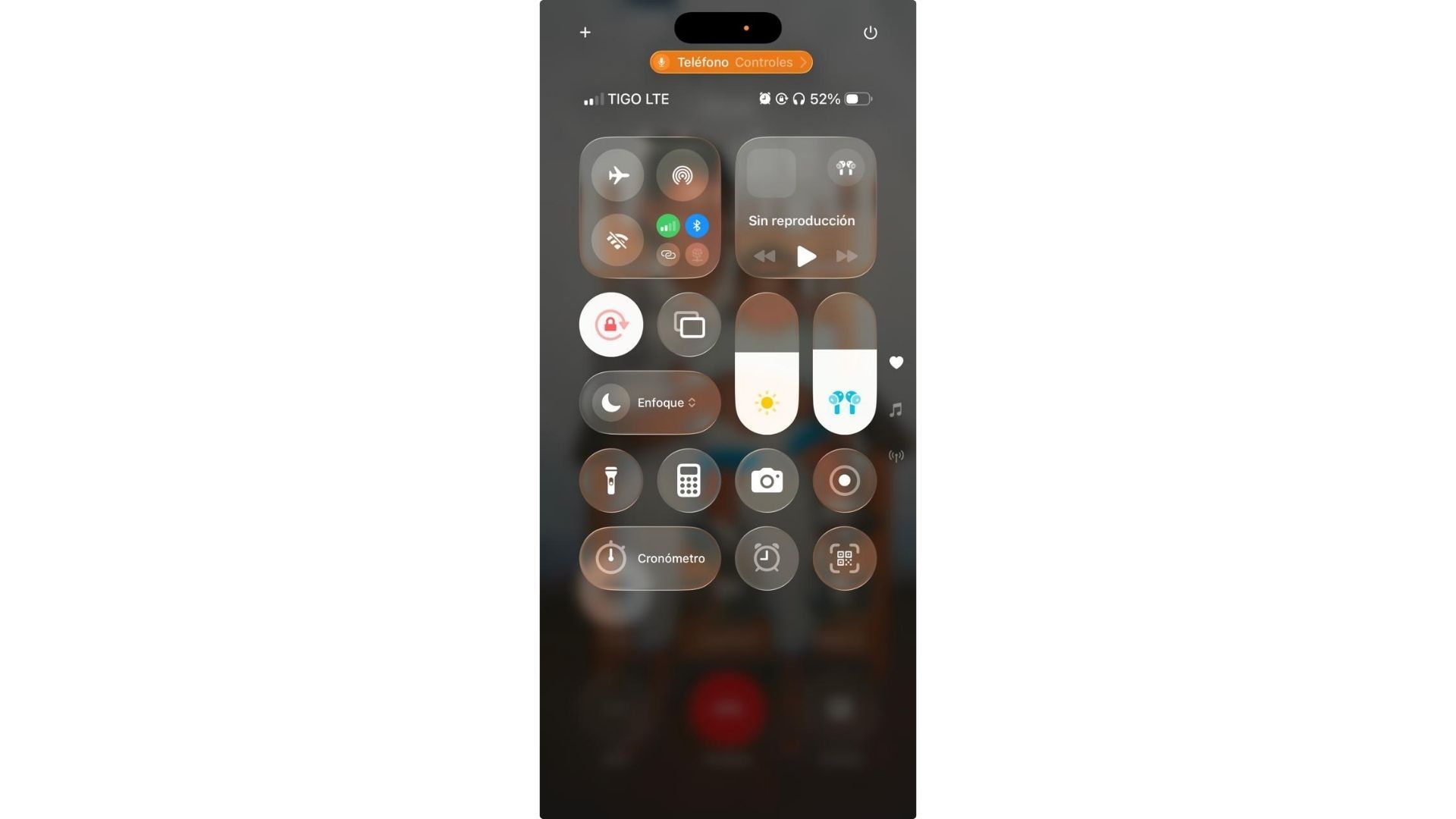 Para activar el aislamiento de voz en AirPods Pro, primero se debe realizar una llamada y entrar a los controles de audio del iPhone.