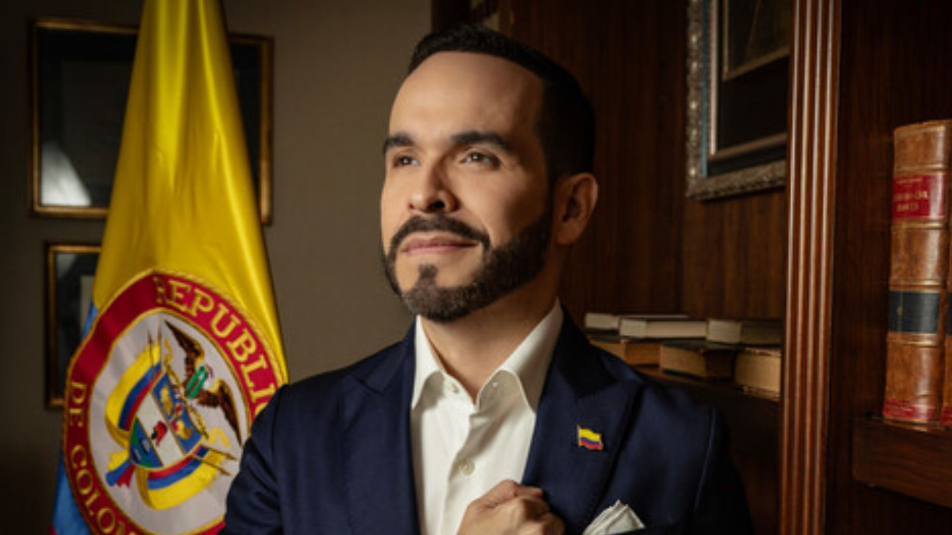 El político ha publicado cinco libros, ha participado en dos series y una película, además de contar con dos álbumes musicales.
