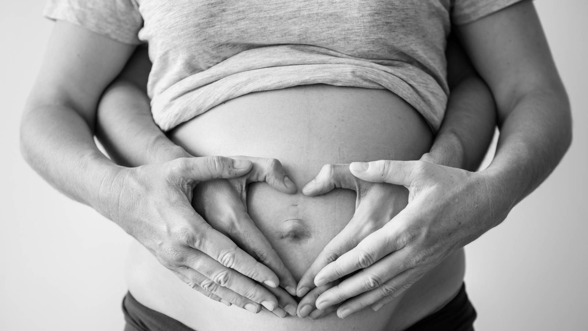 El síndrome de Couvade explica por qué algunos hombres sienten náuseas, cansancio o ansiedad durante el embarazo de su pareja.