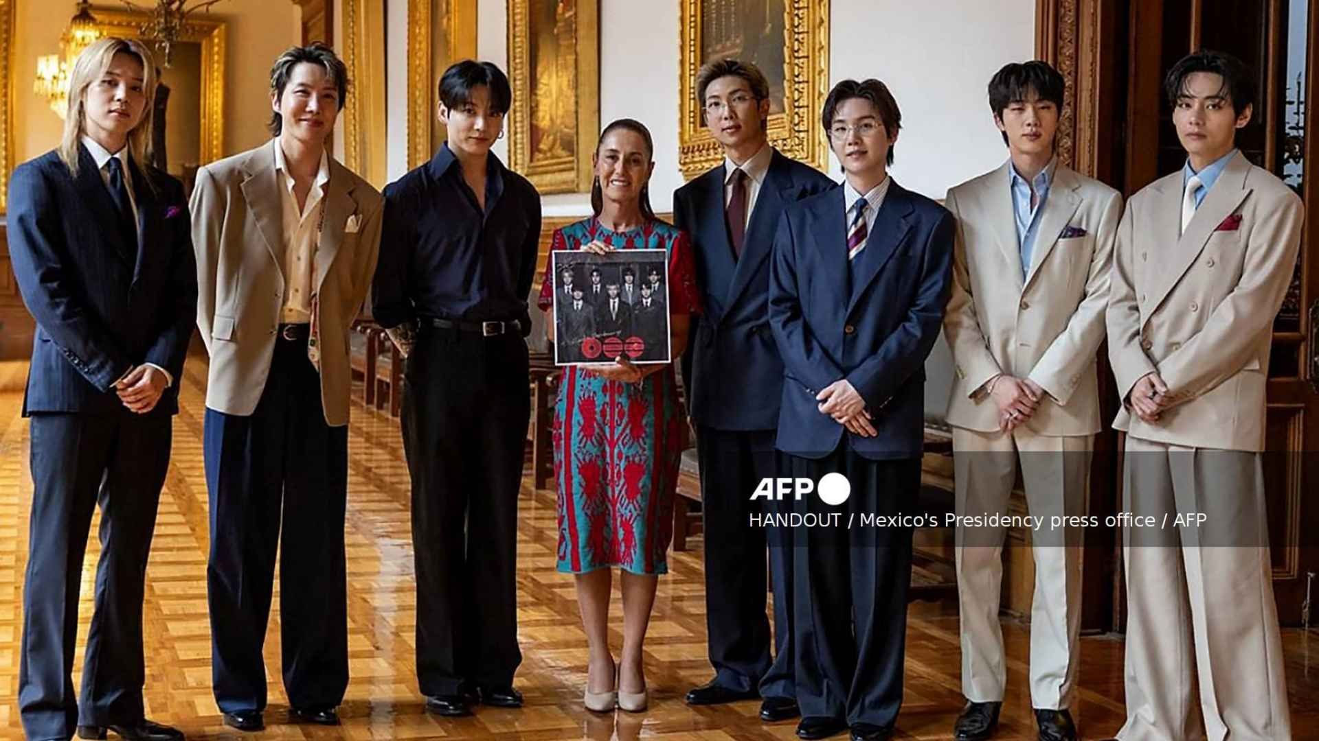 Claudia Sheinbaum recibió a BTS en Palacio Nacional antes del inicio de su gira en México.