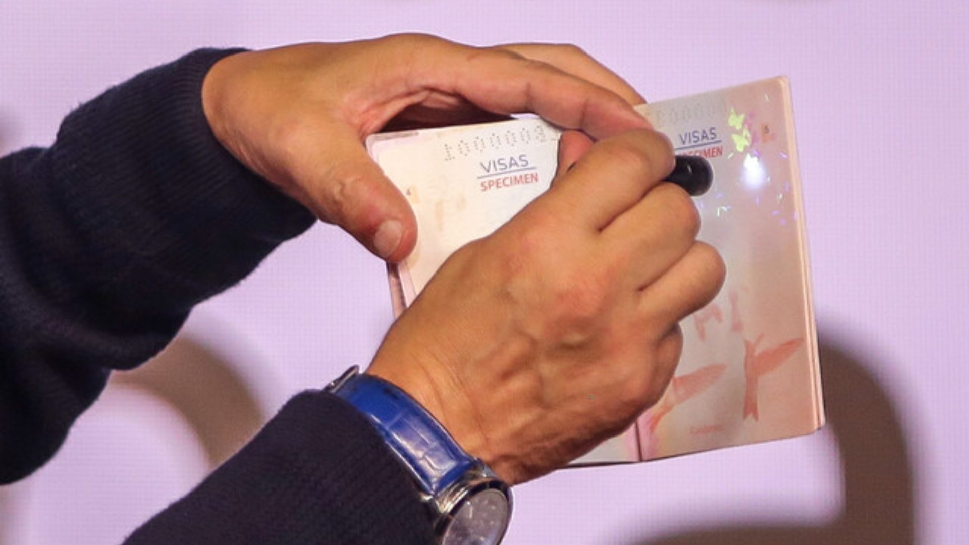 El pasaporte de emergencia no funciona igual que los otros dos. 