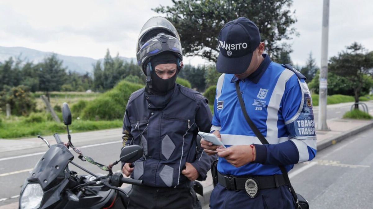 Andar en un andén tiene multas establecidas por la ley en Colombia.