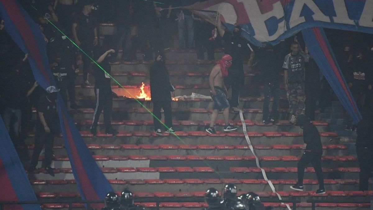 Autoridades cancelaron el juego por incidentes en la tribuna.