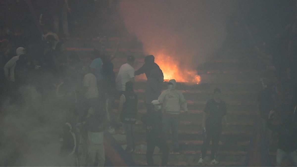 Los hinchas arruinaron el juego a los cuatro minutos de juego.