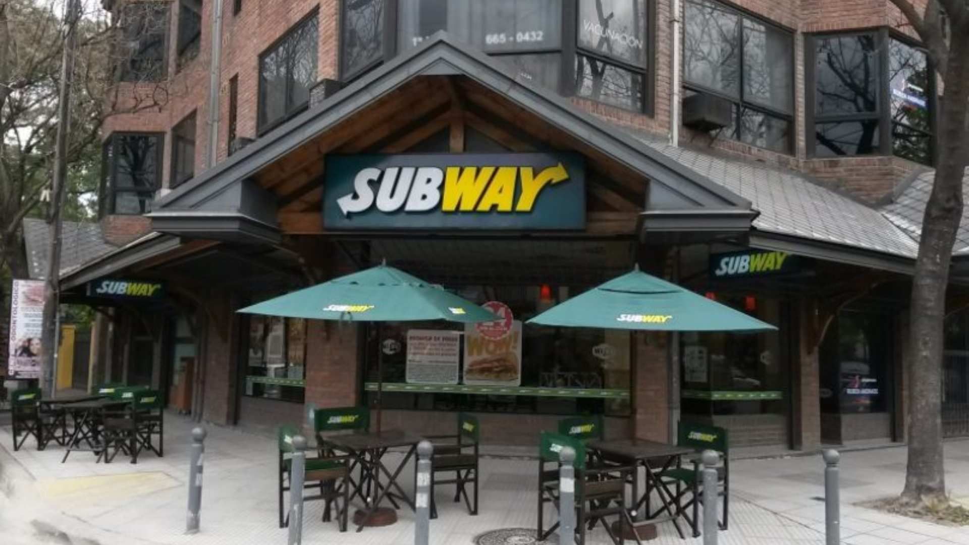 Fox Business reveló que Subway redujo cientos de restaurantes mientras reorganiza su operación en Estados Unidos.
