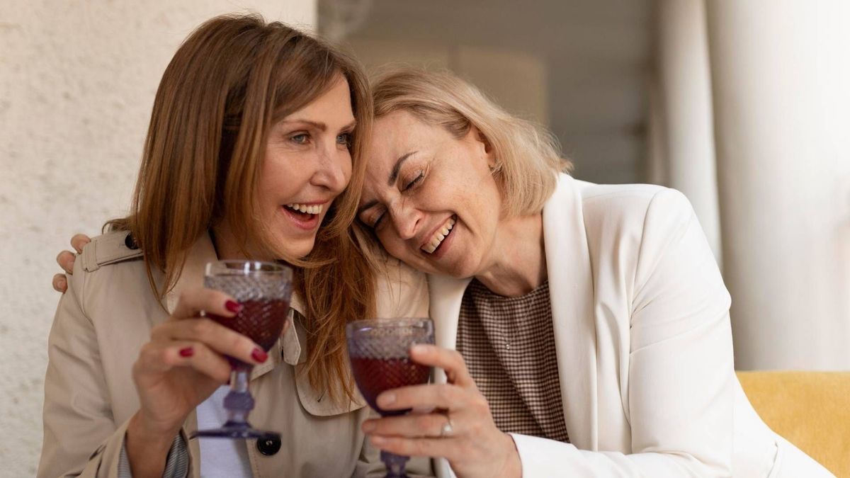 Tres cócteles con vino y frutas aparecen entre las opciones para compartir en el Día de la Madre 2026.