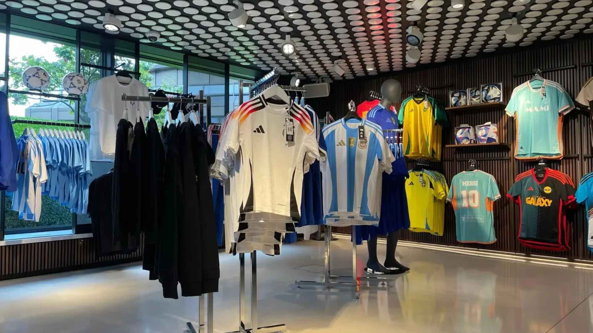 En estas tiendas se pueden encontrar camisetas actuales y de mundiales pasados.