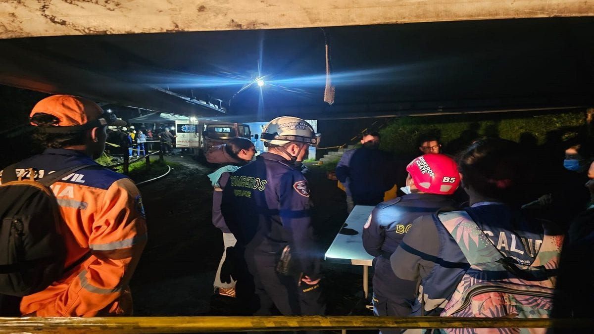 El equipo de Salvamento Minero del Cuerpo de Bomberos de Ubaté se encuentra en el lugar realizando labores de rescate.