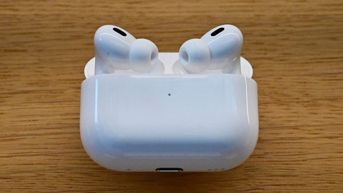 Los nuevos AirPods de Apple integrarían cámaras y funciones de inteligencia artificial conectadas con Siri.