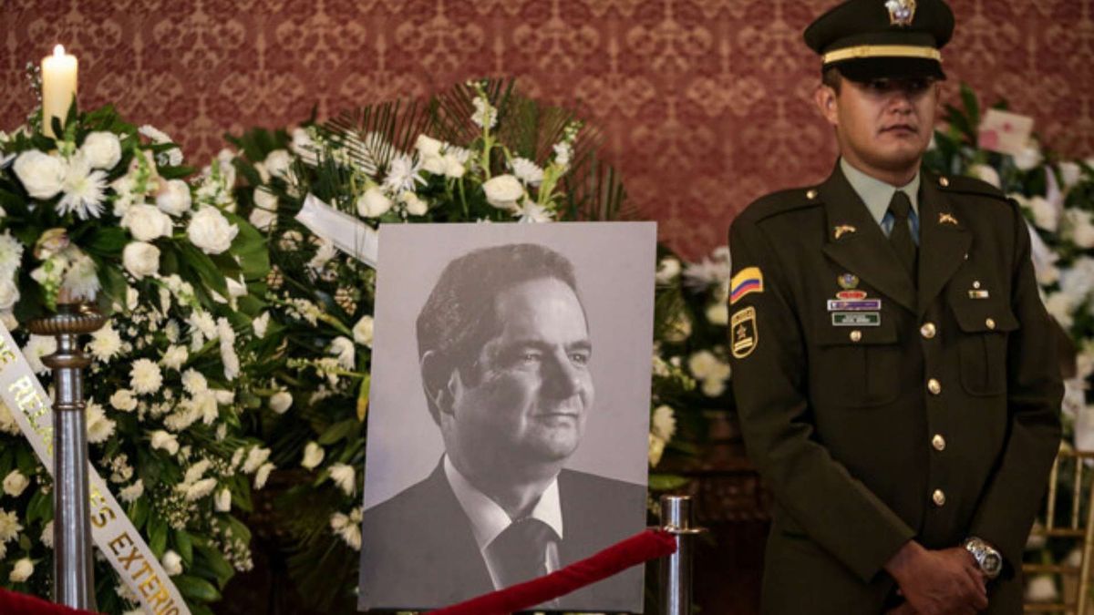 Dirigentes políticos y ciudadanos acudieron al Palacio de San Carlos para despedir a Germán Vargas Lleras durante su segundo día de velación.