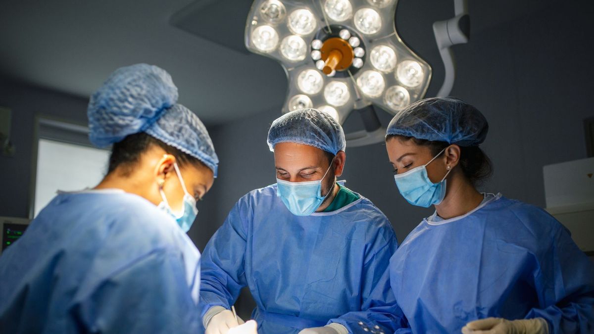 La cirugía incluyó la presencia de más de 30 personas.