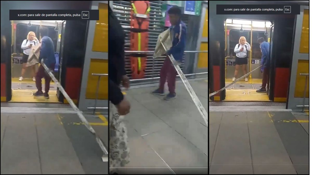 Hombre es grabando transportando una señal de tránsito en TransMilenio.