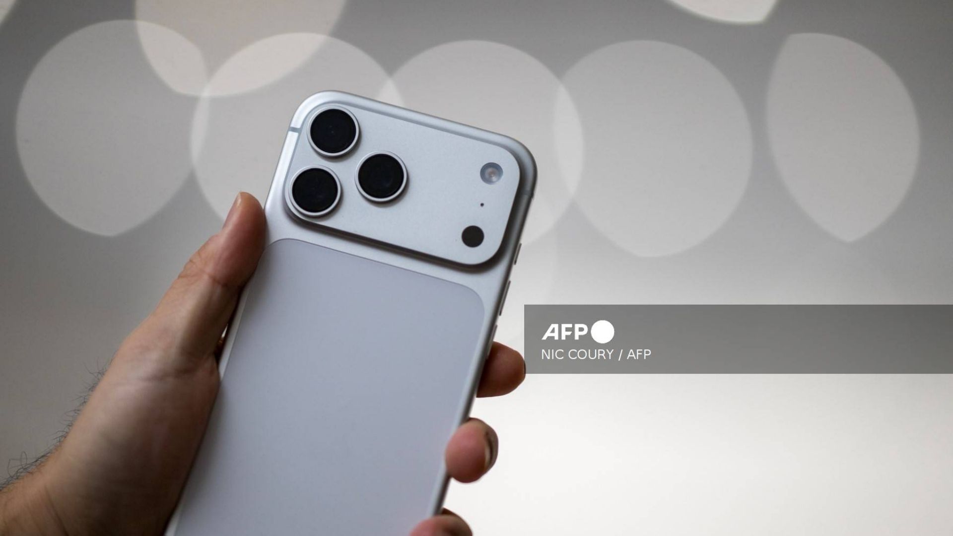 Usuarios de iPhone reportan descargas rápidas de batería por funciones activas en segundo plano.
